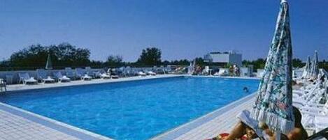 Appartement, 1 slaapkamer, balkon, uitzicht op tuin | Zwembad | Een buitenzwembad