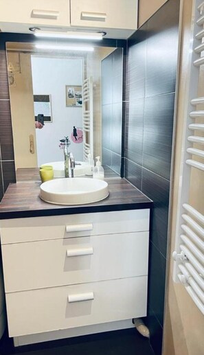 Hair dryer, towels, soap, toilet paper - T2 Avignon Climatisé Intra Muros Spacieux et Lumineux (Avignon)