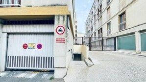 Een omheind parkeergebied met een verboden parkeerbord, een maximale hoogte van 1,78 meter en een 