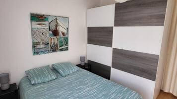 1 slaapkamer, een strijkplank/strijkijzer, reisbedje, gratis wifi