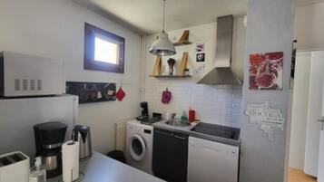 Réfrigérateur, micro-ondes, plaque de cuisson, lave-vaisselle