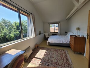 3 habitaciones y ropa de cama