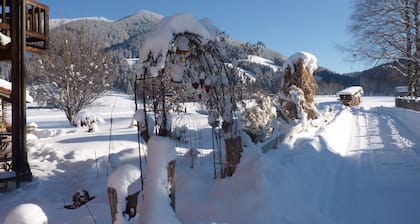 Gemütliche, Modern Ausgestattete Ferienwohnung mit Sonnenterasse und Bergblick