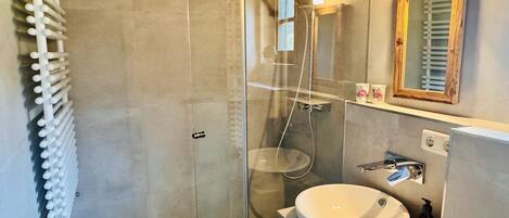 Dusche, Haartrockner, Handtücher, Seife