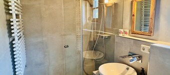 Gemütliche, Modern Ausgestattete Ferienwohnung mit Sonnenterasse und Bergblick