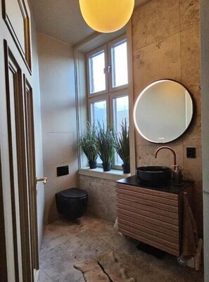 Douche, sèche-cheveux, serviettes fournies, savon