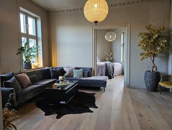 Apartement is bright and spacious with 11 feet under ceiling