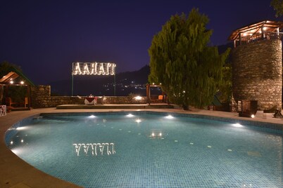 Tiaraa Monolith Lake Resort