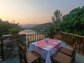 Outdoor dining - Tiaraa Monolith Lake Resort  (Nainital)