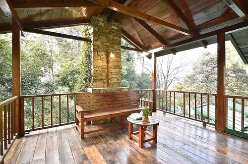 Tiaraa Monolith Lake Resort 