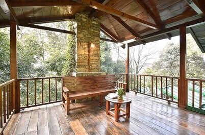 Tiaraa Monolith Lake Resort 