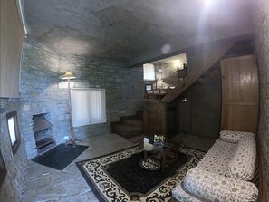 Habitación doble | Área de sala de estar | Televisión LED de 30 pulgadas con canales vía satélite 