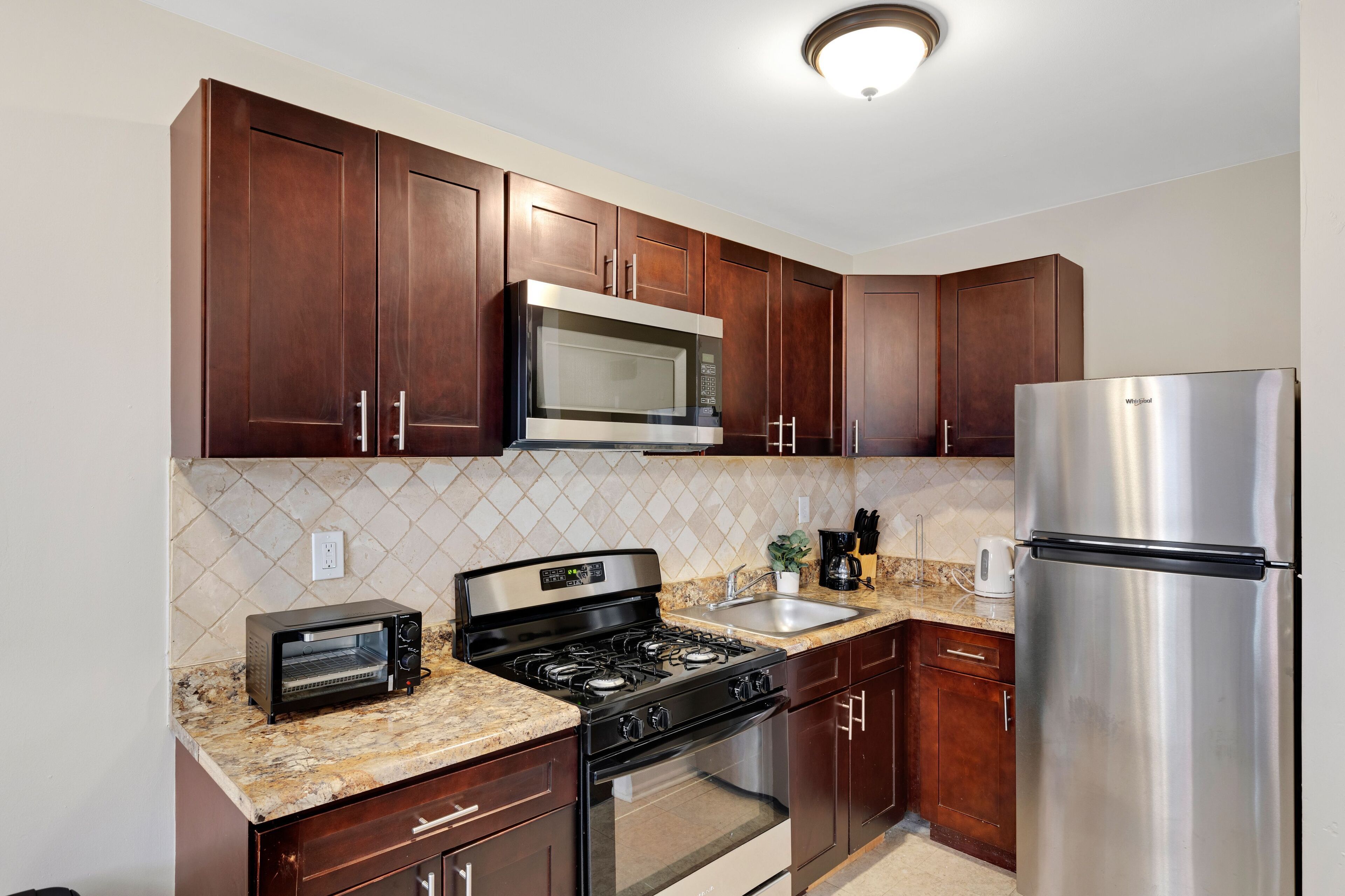 Réfrigérateur, four à micro-ondes, un four, surface de cuisson