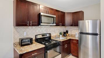 Réfrigérateur, four à micro-ondes, un four, surface de cuisson