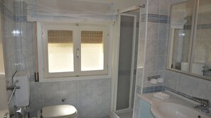 A bathroom with a toilet, sink, and shower. - Bright Villa in Caorle With Private Garden (Caorle)