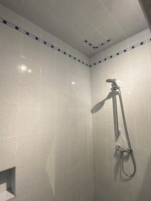 Ducha, toallas, jabón y papel higiénico