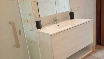 Dusche, Haartrockner, Bidet, Handtücher