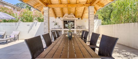 Maison Familiale, plusieurs chambres, côté montagne (Pool House Edita) | Restauration extérieure