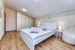 Maison Familiale, plusieurs chambres, côté montagne (Pool House Edita) | 4 chambres, Wi-Fi gratuit, draps fournis