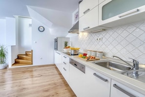 Private kitchen - Pool House Edita (Bribir)