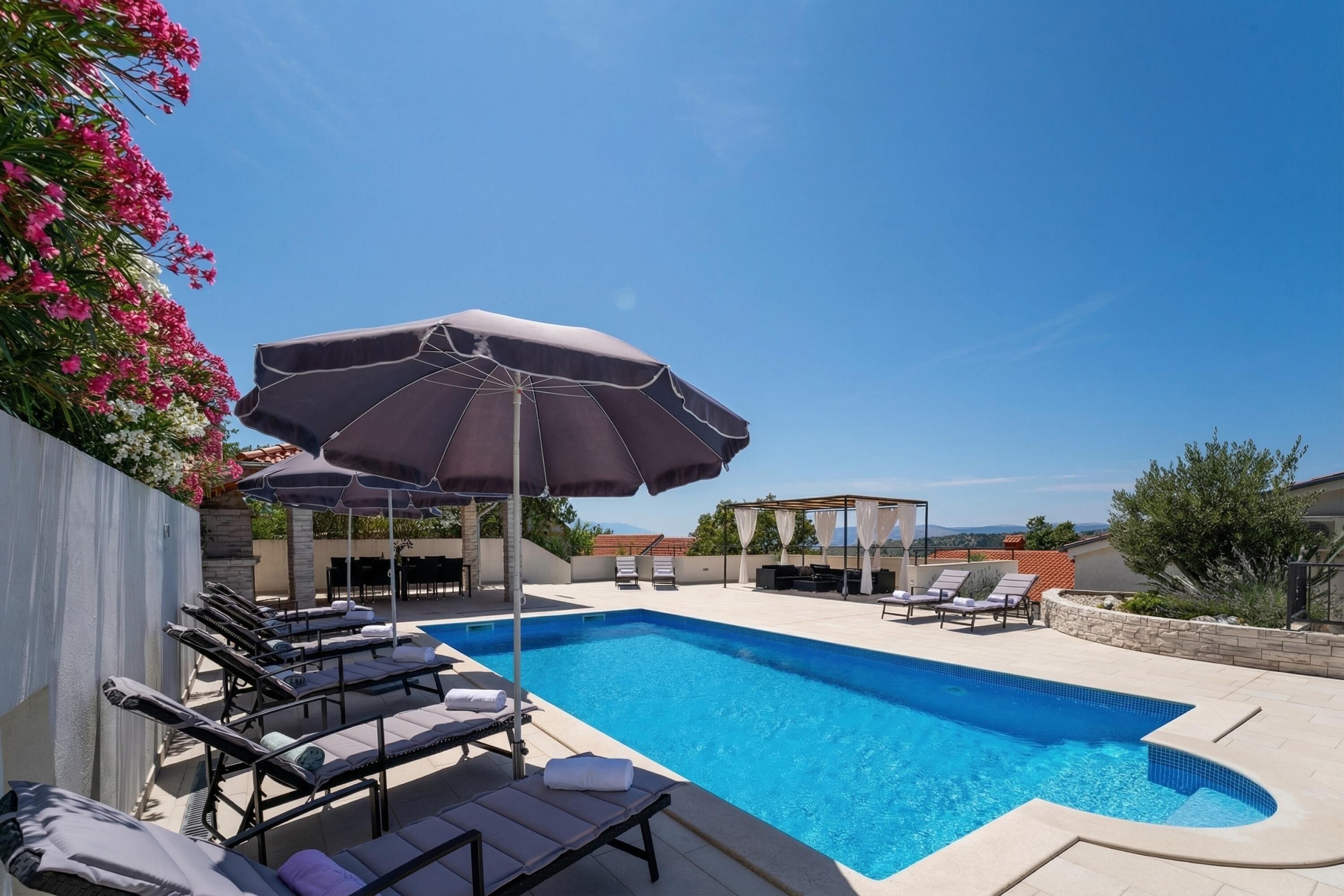 Maison Familiale, plusieurs chambres, côté montagne (Pool House Edita) | Piscine | Piscine extérieure (ouverte en saison)