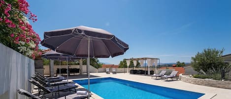 Familienhaus, Mehrere Schlafzimmer, Bergseite (Pool House Edita) | Pool | Außenpool (je nach Saison geöffnet)