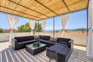 Maison Familiale, plusieurs chambres, côté montagne (Pool House Edita) | Terrasse/Patio