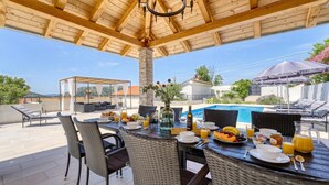 Familienhaus, 4 Schlafzimmer, Mikrowelle, Bergseite (Pool House Edita) | Speisen im Freien