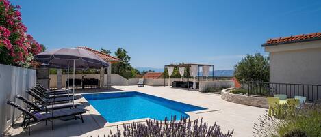 Een seizoensgebonden buitenzwembad