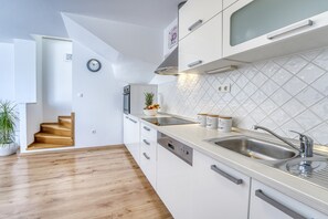 Familienhaus, Mehrere Schlafzimmer, Bergseite (Pool House Edita) | Eigene Küche
