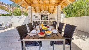 Familienhaus, 4 Schlafzimmer, Mikrowelle, Bergseite (Pool House Edita) | Speisen im Freien