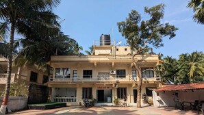 A two-story building with a sign for "Havelock Inn." - Havelock Inn Resort (Mumbai)