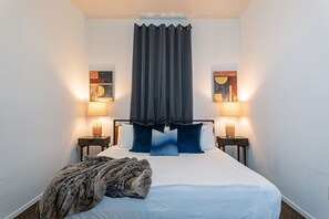 2 habitaciones, escritorio y tabla de planchar con plancha 