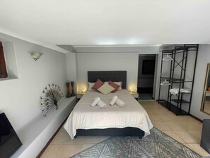1 bedroom - Lavish Camps Bay Pool Side Apartment (Cape Town)
