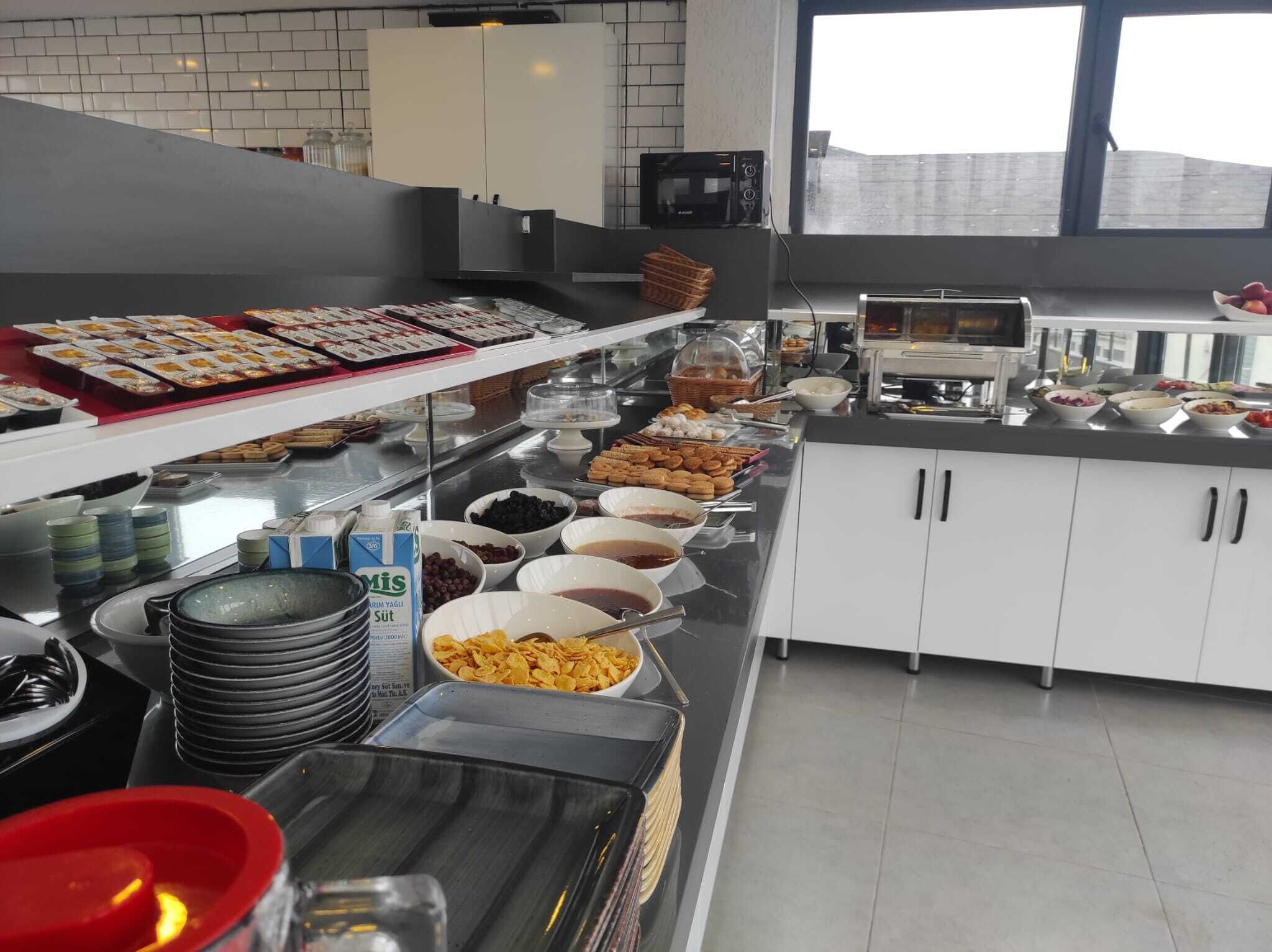 Montaje de bufé con diferentes alimentos y condimentos.