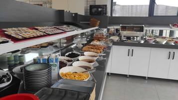 Montaje de bufé con diferentes alimentos y condimentos.