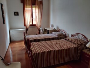 Appartamento, 2 camere da letto, balcone, vista città | 3 camere