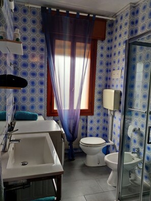 Appartamento, 2 camere da letto, balcone, vista città | Bagno