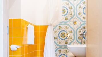 Doccia, asciugacapelli, bidet, asciugamani