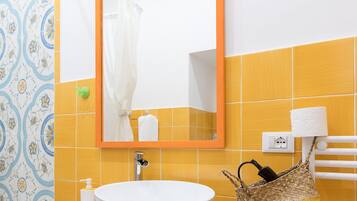 Dusche, Haartrockner, Bidet, Handtücher