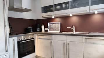 Wasserkocher mit Kaffee-/Teezubehör, Kühlschrank, Ofen, Herdplatte