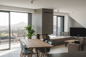 TV connectée, cheminée, livres