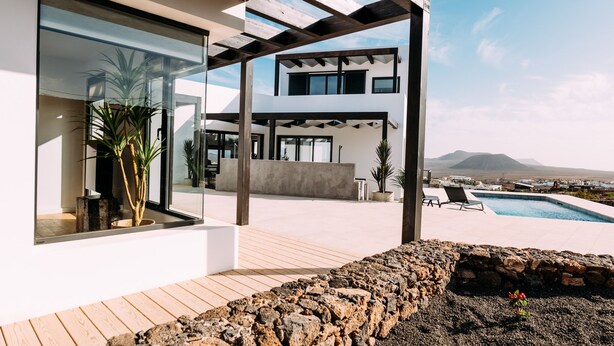 A modern house with a pool, large windows, and a view of the landscape. - Casa Belvedere - Villa with fantastic views, completion January 2024! (Villaverde)