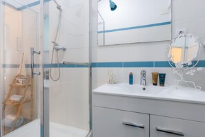 Shower, towels - Charming house for 6 persons at downtown Faro (Faro)