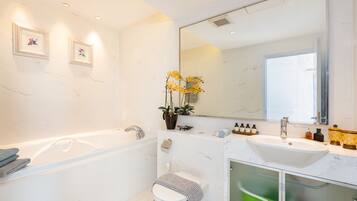 Apartment, 1 Bedroom, Balcony, Garden View | Bathroom