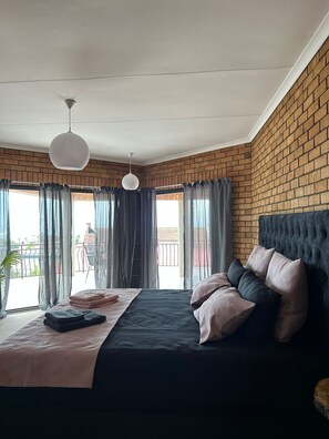 Exclusive Double Room | In-room safe, free WiFi, bed sheets - JBayholiday (Jeffreys Bay)