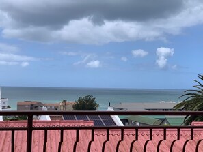 In-room safe, free WiFi, bed sheets - JBayholiday (Jeffreys Bay)