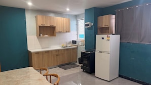 Lemari es, microwave, oven, dan kompor
