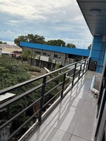 Um edifício com telhado azul e vários aparelhos de ar condicionado na lateral.