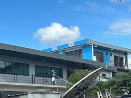 Um edifício moderno com telhado plano e janelas amplas.